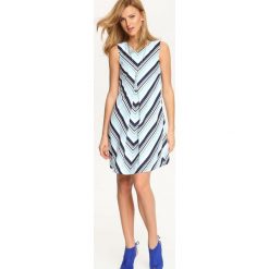 SUKIENKA DAMSKA. Niebieskie sukienki damskie Top Secret, na lato, w paski, eleganckie, bez kołnierzyka, bez rękawów, trapezowe. W wyprzedaży za 69,99 zł.