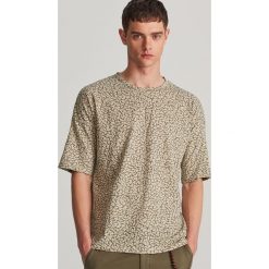 Wzorzysty t-shirt oversize - Kremowy. Białe t-shirty męskie Reserved, s, bez wzorów, bez kołnierzyka. Za 49,99 zł.