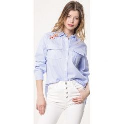 Niebieska Koszula In Person. Niebieskie bluzki damskie Born2be, s, w paski, z wykładanym kołnierzem, bez rękawów. Za 39,99 zł.