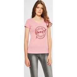 Guess Jeans - Top. Różowe bluzki z odkrytymi ramionami marki Guess Jeans, s, z nadrukiem, z bawełny, z okrągłym kołnierzem. W wyprzedaży za 149,90 zł.