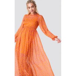 NA-KD Boho Sukienka maxi z bufiastym rękawem - Orange,Multicolor. Pomarańczowe sukienki damskie marki NA-KD Boho, bez wzorów, z poliesteru, boho, z falbankami, z długim rękawem, długie, mini. W wyprzedaży za 142,06 zł.