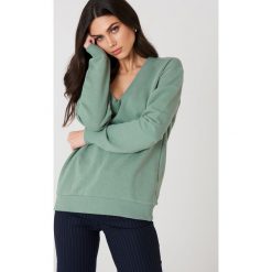 NA-KD Basic Bluza basic z dekoltem V - Green. Zielone bluzy damskie marki NA-KD Basic, z bawełny. Za 100,95 zł.