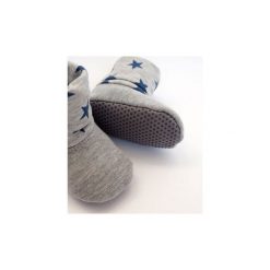 Bambosze dla dziecka Buty dla niemowlaka Buty dla dziecka Buty niechodki Prezent dla dziecka Buty z miękką podeszwą. Szare spodnie niemowlęce marki Mimi monster alicja Łaciak, z bawełny. Za 49,00 zł.