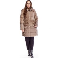 Pikowany płaszcz z futrzaną narzutką beżowy. Brązowe płaszcze damskie N/A, plus size, bez wzorów, z nylonu, plus size. Za 580,06 zł.