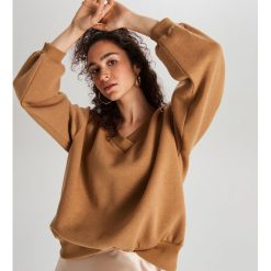 Bluza oversize - Beżowy. Brązowe bluzy damskie Cropp, s, bez wzorów, bez rękawów, bez kaptura. Za 79,99 zł.