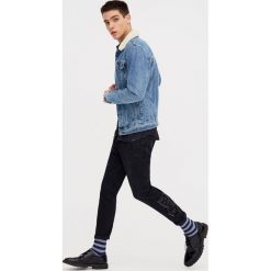 Jeansy męskie: Jeansy skinny z haftowanymi różami