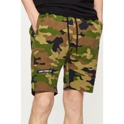 Szorty camo - Khaki. Brązowe bez kategorii marki Cropp. W wyprzedaży za 39,99 zł.