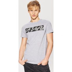 T-shirt z napisem - Szary. Szare t-shirty męskie marki House, s, z napisami. Za 29,99 zł.