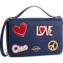 Torebka LOVE MOSCHINO - JC4083PP17LJ0750 Blu. Niebieskie torebki klasyczne damskie Love Moschino, z aplikacjami, ze skóry ekologicznej, zdobione, bez dodatków. W wyprzedaży za 639,00 zł.