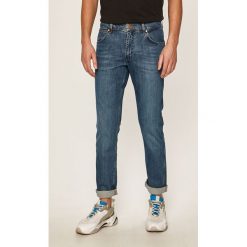 Wrangler - Jeansy Greensboro. Niebieskie jeansy męskie Wrangler, z aplikacjami. W wyprzedaży za 299,90 zł.