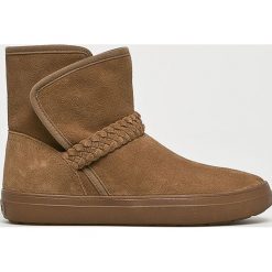 Crocs - Botki. Pomarańczowe klapki damskie Crocs, bez wzorów, ze skóry, bez obcasa, na obcasie. W wyprzedaży za 199,90 zł.