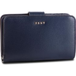 Duży Portfel Damski DKNY - Bryant Sm Carryall R8313659 Navy NVY. Niebieskie portfele damskie DKNY, bez wzorów, ze skóry. W wyprzedaży za 309,00 zł.