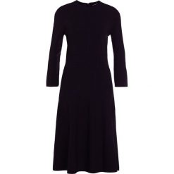 Emporio Armani Sukienka dzianinowa black. Czarne sukienki dzianinowe marki Emporio Armani. W wyprzedaży za 904,50 zł.