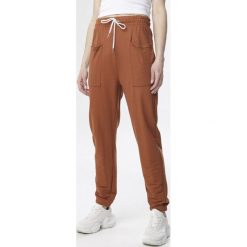 Camelowe Spodnie Raisea. Brązowe spodnie damskie Born2be, xl, z dzianiny, sportowe. Za 49,99 zł.