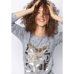 Szara Bluzka Just Look. Szare bluzki damskie z długim rękawem marki Born2be, xl, z nadrukiem, z okrągłym kołnierzem. Za 34,99 zł.