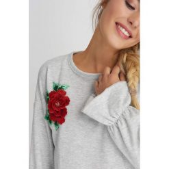 Bluzy damskie: Bluza z haftowaną aplikacją