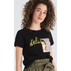 Czarny t-shirt z nadrukiem - Czarny. Czarne t-shirty damskie Sinsay, s, z nadrukiem, bez kołnierzyka. Za 19,99 zł.