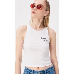 Crop top z haftowanym napisem - Biały. Topy damskie Sinsay. W wyprzedaży za 7,99 zł.