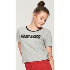 T-shirt z kontrastowym nadrukiem - Jasny szar. Szare t-shirty damskie marki Sinsay, l, z nadrukiem, z kontrastowym kołnierzykiem. Za 19,99 zł.