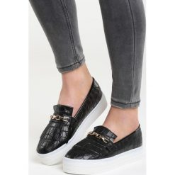 Czarne Slip On Trini. Czarne tenisówki damskie Born2be, z aplikacjami, ze skóry. Za 29,99 zł.