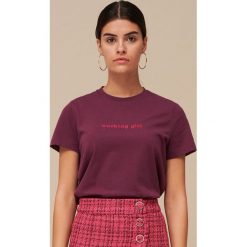 T-shirt z napisem - Fioletowy. Fioletowe t-shirty damskie Reserved, s, z napisami, bez kołnierzyka. Za 24,99 zł.