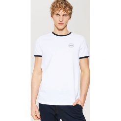 T-shirt z kontrastowym obszyciem - Biały. Białe t-shirty męskie House, s, z kontrastowym kołnierzykiem. Za 35,99 zł.