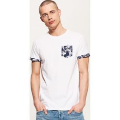 T-shirty męskie: T-shirt z wzorzystą kieszonką – Biały