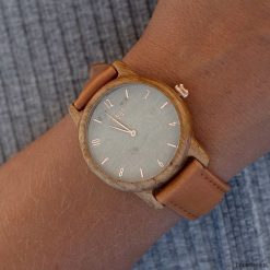 DREWNIANY ZEGAREK DAMSKI SLIM 38 N102. Brązowe zegarki damskie marki Pakamera. Za 649,00 zł.