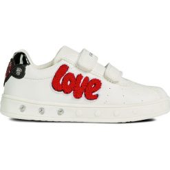 Sneakersy "Skylin" w kolorze białym. Białe trampki dziewczęce geox kids, z aplikacjami, z gumy, bez zapięcia. W wyprzedaży za 139,95 zł.