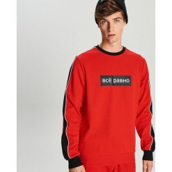 Bluza z napisem - Czerwony. Czerwone bluzy męskie Cropp, s, z napisami, bez kołnierzyka, bez rękawów, bez kaptura. Za 79,99 zł.