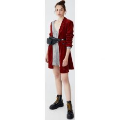 Prążkowana sukienka z rękawem 3/4. Szare sukienki damskie dzianinowe marki Pull&Bear. Za 69,90 zł.