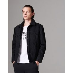 Jeansowa kurtka sherpa - Czarny. Czarne kurtki męskie Reserved, s, bez wzorów, z jeansu, bez kaptura. Za 199,99 zł.