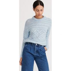 Sweter z ozdobnym splotem - Niebieski. Niebieskie swetry damskie Reserved, s, bez wzorów, ze splotem, bez rękawów, bez kaptura. Za 119,99 zł.