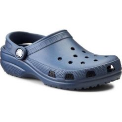 Klapki CROCS - Classic 10001 Navy. Niebieskie klapki damskie Crocs, bez wzorów, z tworzywa sztucznego, bez obcasa. Za 179,00 zł.