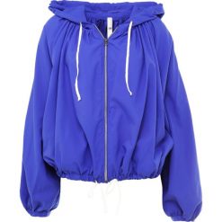 Free People BREEZE PLEATED JACKET Kurtka sportowa ocean blue. Niebieskie kamizelki damskie marki Free People, s, bez wzorów, z poliesteru, sportowe, bez kaptura. Za 409,00 zł.