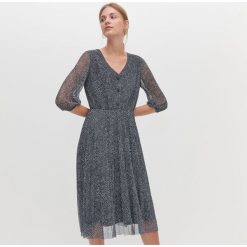 Wzorzysta sukienka midi -. Sukienki damskie Reserved, s, bez wzorów, bez kołnierzyka, bez rękawów, midi. Za 119,99 zł.