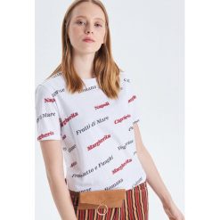 Koszulka z napisami all over - Biały. Białe koszulki damskie Cropp, s, z napisami, bez kołnierzyka. W wyprzedaży za 19,99 zł.