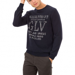 Sweter w kolorze ciemnoniebieskim. Niebieskie swetry klasyczne męskie GALVANNI, m, z nadrukiem, z okrągłym kołnierzem. W wyprzedaży za 139,95 zł.