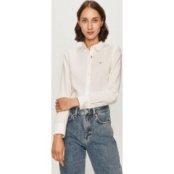 Tommy Jeans - Koszula DW0DW07808. Białe koszule damskie Tommy Jeans, na co dzień, s, z aplikacjami, z bawełny, klasyczne, z klasycznym kołnierzykiem, z długim rękawem. W wyprzedaży za 269,90 zł.
