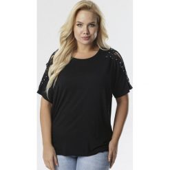 Czarna Bluzka Nerilia. Czarne bluzki damskie Born2be, xl, w koronkowe wzory, z jeansu, klasyczne, z okrągłym kołnierzem, z krótkim rękawem. Za 49,99 zł.