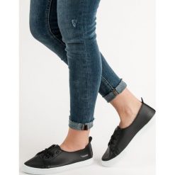 CZARNE TENISÓWKI MCKEYLOR. Czarne trampki i tenisówki damskie McKeylor, bez wzorów, bez zapięcia. Za 52,90 zł.
