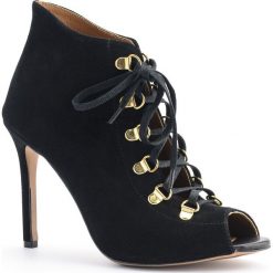 Czarne wiązane zamszowe botki open toe 103G. Czarne botki damskie na lato, z zamszu, eleganckie, z otwartym noskiem, bez obcasa, bez zapięcia. W wyprzedaży za 229,00 zł.