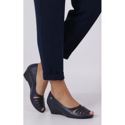 Granatowe półbuty skórzane peep toe ażurowe na koturnie z odkrytymi palcami Maciejka 04019-17/00-1. Szare półbuty damskie Maciejka, bez wzorów, z otwartym noskiem, bez obcasa, na koturnie, bez zapięcia. Za 238,99 zł.