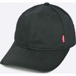 Levi's - Czapka. Czarne czapki męskie Levi's®, bez wzorów, z bawełny. W wyprzedaży za 79,90 zł.