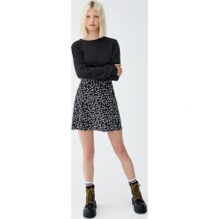 Sweter basic z okrągłym dekoltem. Szare swetry klasyczne damskie marki Pull&Bear, z okrągłym kołnierzem. Za 49,90 zł.