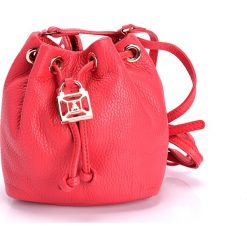 Patrizia Pepe Torebka. Torebki worki damskie w paski, ze skóry. Za 379,00 zł.