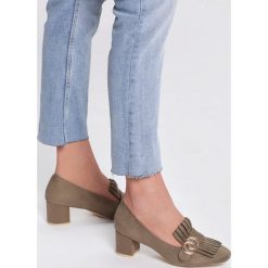 Khaki Czółenka Paisley. Brązowe czółenka damskie marki vices, bez wzorów, ze skóry, bez obcasa, na słupku. Za 69,99 zł.