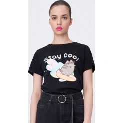 Koszulka z Pusheen Cat - Czarny. Czarne koszulki damskie Sinsay, s, bez wzorów, bez kołnierzyka, bez rękawów. Za 39,99 zł.