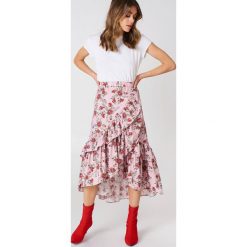 Andrea Hedenstedt x NA-KD Kopertowa spódnica maxi z falbaną - Pink,Multicolor. Różowe spódniczki damskie Andrea Hedenstedt x NA-KD, bez wzorów, z bawełny, maxi, kopertowe. W wyprzedaży za 40,18 zł.