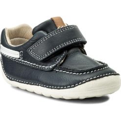 Mokasyny CLARKS - Tiny Cloud 261316926 Navy Leather. Niebieskie mokasyny chłopięce Clarks, na rzepy. W wyprzedaży za 99,00 zł.